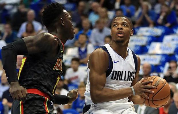 孙颖莎战胜米特兰姆，王楚钦不敌弗朗西斯卡，被对方反手限制（孙颖莎力克米特兰姆，王楚钦负于弗朗西斯卡遭其反手压制）