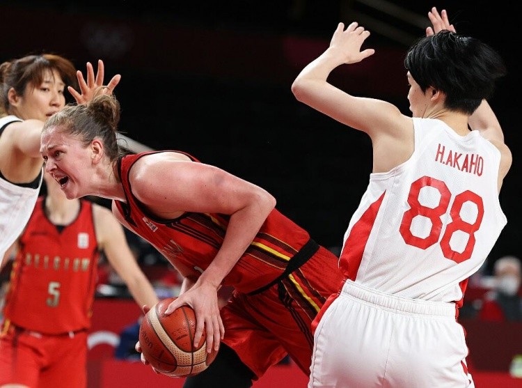 里夫斯完成高难度2+1，单节得到22分（里夫斯打成高难2+1，单节独得22分）