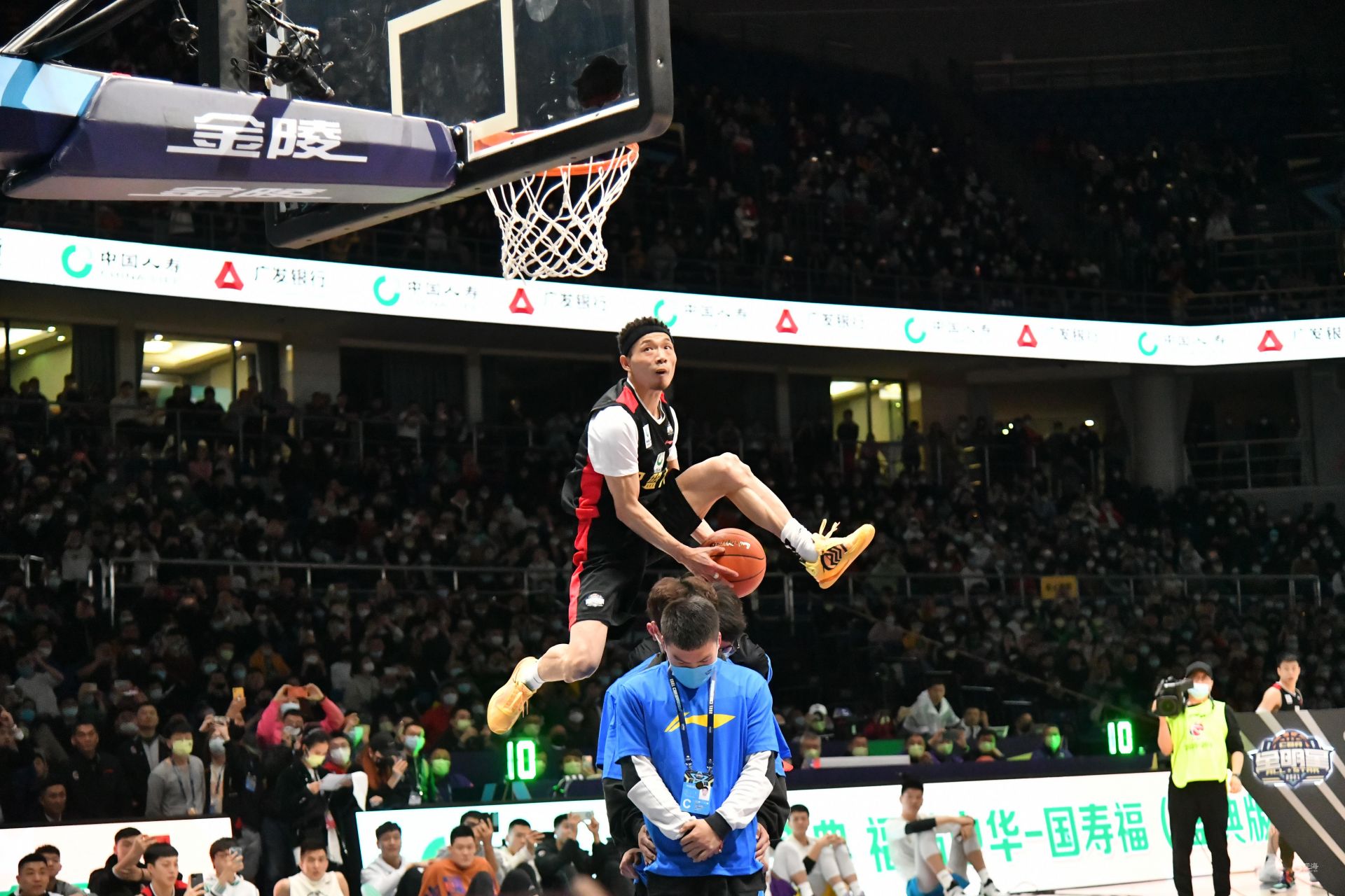 罗马诺：奥里吉已与米兰解约，上次为一线队出场还是前年5月（罗马诺：奥里吉与米兰解约，他上次一线队出场已是前年5月）