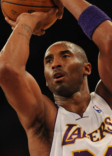 失误瞬间：杜兰特传球被包夹导致失误（杜兰特遭包夹传球酿失误）