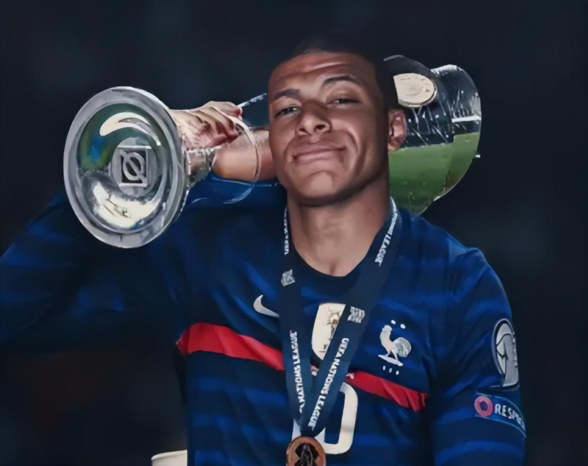 汪涵陪儿子参加马术比赛，嚼槟榔一脸享受，与老婆交替带娃引热议（汪涵现身儿子马术赛场，口嚼槟榔神态惬意，与妻子轮番带娃引发热议）