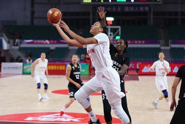 上半场奇兵！焦海龙半场7中6得到15分4篮板（焦海龙化身奇兵，半场7投6中拿下15分4篮板）