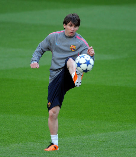 伊拉克主帅：回到主场我们要为全国球迷而战，全力争取胜利（伊拉克主帅：重返主场为全国球迷而战，尽全力争胜）