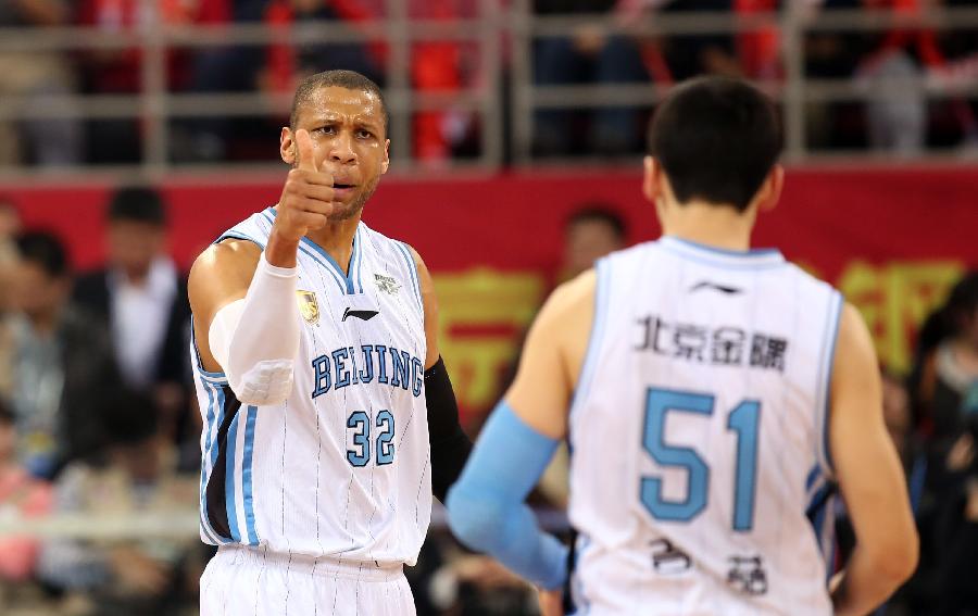 上海狂轰69分，怀特塞德8分半送4次封盖，上海大比分领先（上海火力全开轰下69分，怀特塞德8分半送4帽，上海早早拉开大比分领先）