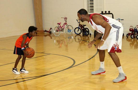 字母哥连送大帽摧毁对手进攻（字母哥连环封盖击溃对手攻势）