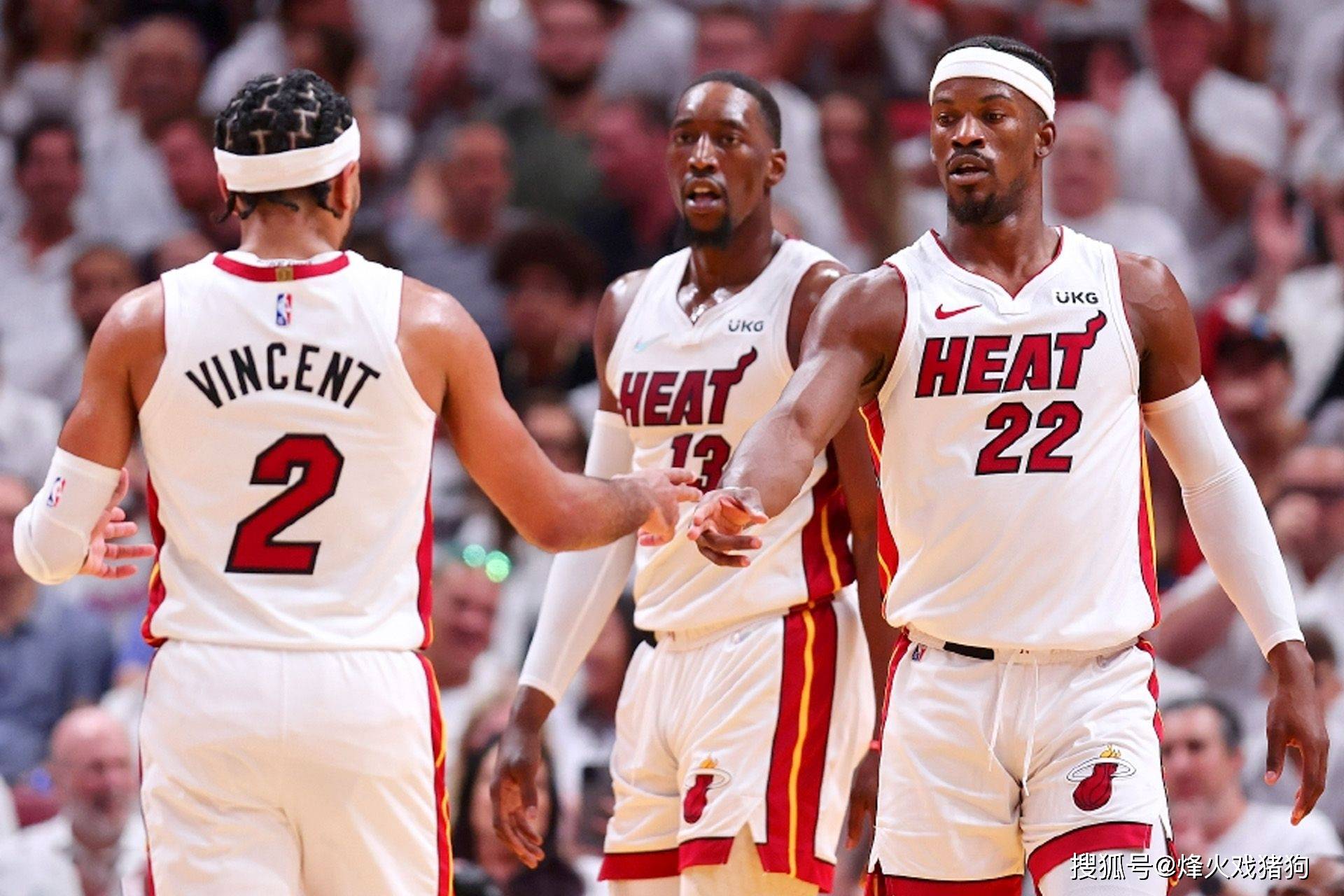 半场战报：斯图加特2-2奥格斯堡，昂达夫，米特尔施泰特点射，马森戈、法比安-里德破门（半场战况：斯图加特2-2奥格斯堡，昂达夫破门、米特尔施泰特点射，马森戈与法比安-里德回敬）