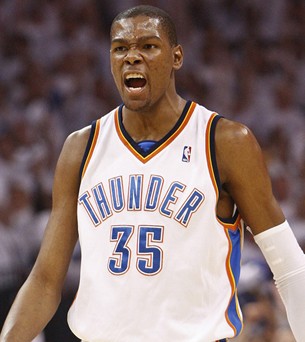 无敌了！39岁的胡尔克远距离任意球重炮破门！（宝刀未老！39岁胡尔克超远任意球重炮轰破球门）